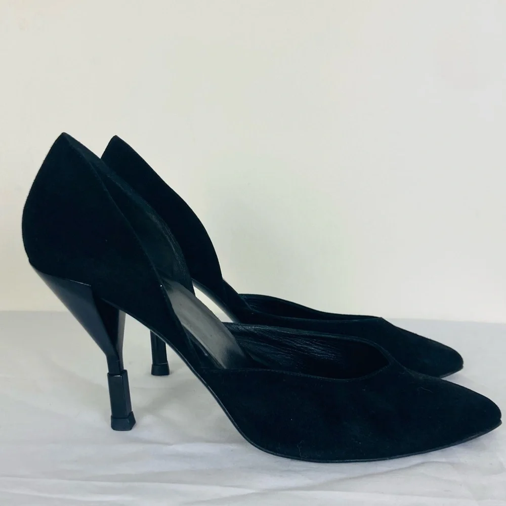 Pierre Hardy classic D’Orsay pointed toe pump in black suede. Made in Italy. 40